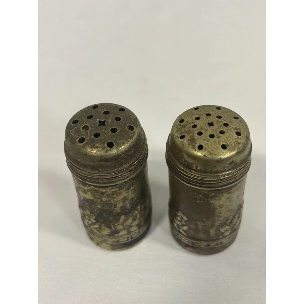 Vintage WM ROGERS Mini Silver Plated Salt & Pepper Shakers - 2 in